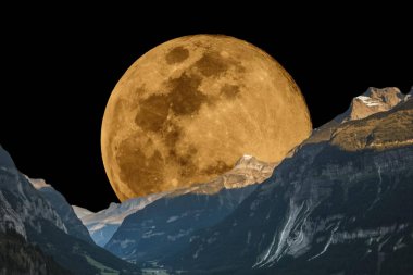 Ay ve yıldızlı güzel gece manzarası