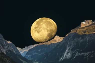 Dağlarda ay ışığı