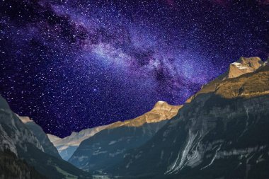 Yıldızlı ve aylı güzel gece gökyüzü