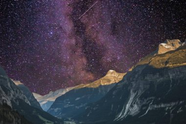 İsviçre 'deki kayalık bir dağın üzerinde yıldızlı gökyüzü