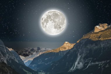 Dağlarda dolunay var. Karışık medya. karışık ortam