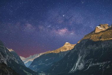 Yıldızlı gökyüzü ve dağlar