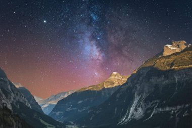 Sütlü yıldızlar ve gece gökyüzündeki dağlar