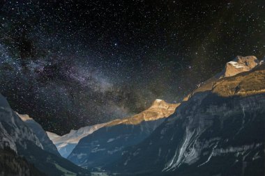 Gece dağların manzarası.