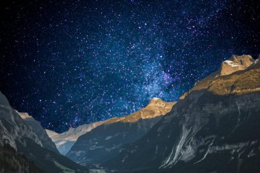 Bulutlu güzel gece gökyüzü