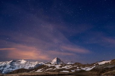  Karla kaplı dağ manzarası