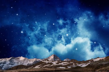  Karla kaplı dağ manzarası