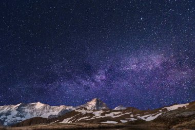  Karla kaplı dağ manzarası