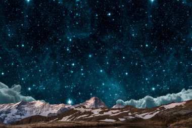  Karla kaplı dağ manzarası