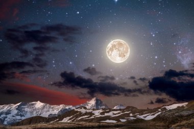  Karla kaplı dağ manzarası