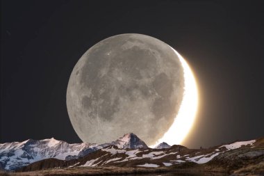  Karla kaplı dağ manzarası