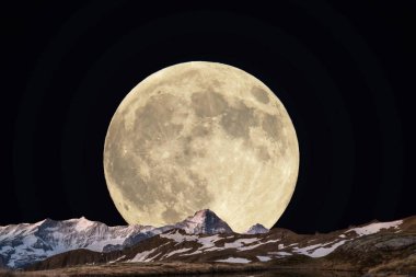  Karla kaplı dağ manzarası