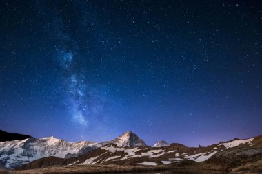  Karla kaplı dağ manzarası