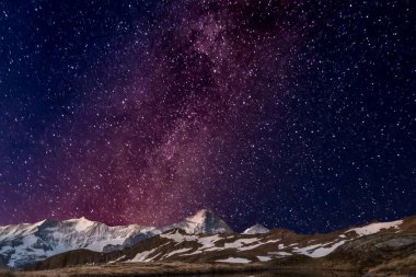  Karla kaplı dağ manzarası