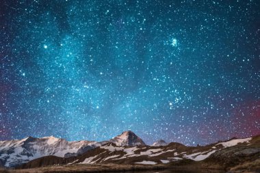  Karla kaplı dağ manzarası