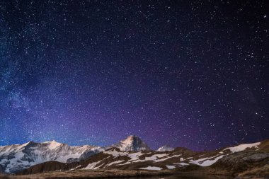  Karla kaplı dağ manzarası