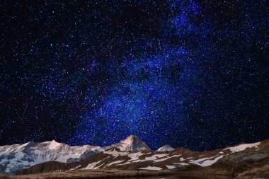  Karla kaplı dağ manzarası