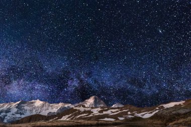  Karla kaplı dağ manzarası