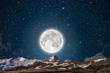  Karla kaplı dağ manzarası