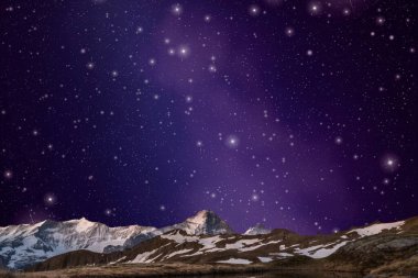  Karla kaplı dağ manzarası