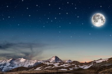  Karla kaplı dağ manzarası