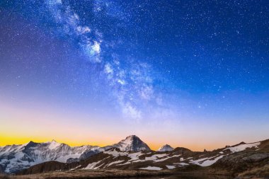  Karla kaplı dağ manzarası