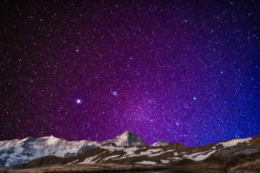  Karla kaplı dağ manzarası