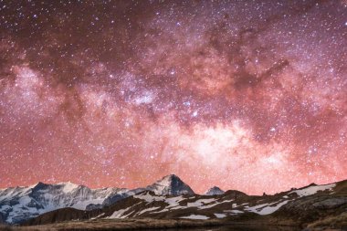  Karla kaplı dağ manzarası