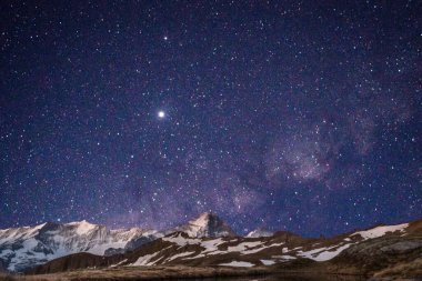  Karla kaplı dağ manzarası