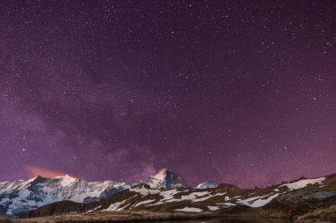  Karla kaplı dağ manzarası
