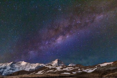  Karla kaplı dağ manzarası