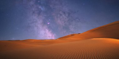 Geceleri çölün güzel manzarası