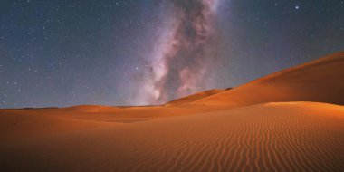 Sahara Çölü 'nde Samanyolu ile güzel yıldızlı bir gece. Merzouga, Fas