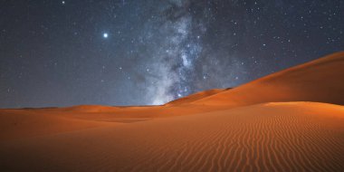 Çölde güzel bir gün batımı