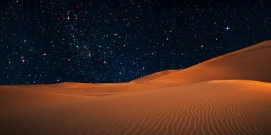 Çölün kum tepesinin güzel gece manzarası, gökyüzündeki yıldızlar, Samanyolu, akşam vakti