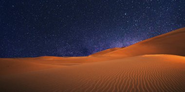 Çöldeki kum tepeleri