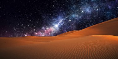 Gece gökyüzü kum ve yıldızlarla dolu, arka plan