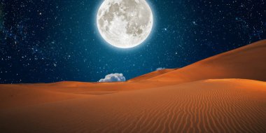 ay ve yıldızlar ile gece manzarası