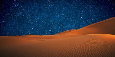 Çöl manzarası. Akşamları kumlu güzel bir çöl. Samanyolu..