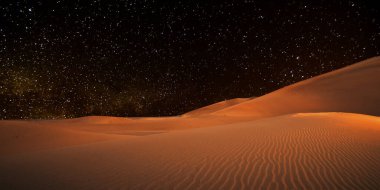 Çöl kumları ve sahara 'da ay olan gece manzarası.