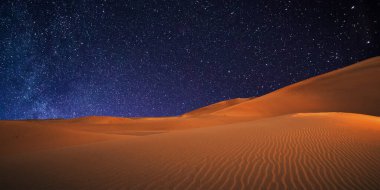 Çölün kumullarının üzerinde güzel bir gece gökyüzü