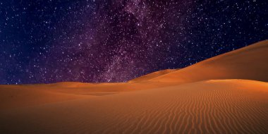 Güzel gece gökyüzü, yıldızlar ve çölde ay.