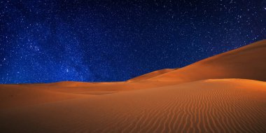 Güzel bir gece yıldızlı gökyüzü, Sahara 'da kum tepeleri, Fas