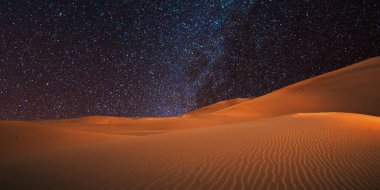 Çöldeki kum tepeleri