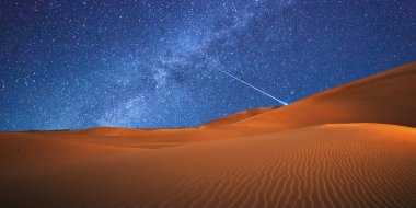 Gece gökyüzü ve Samanyolu çölde