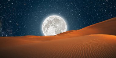 Çöl manzarası, kum tepeleri, gece gökyüzü, ay...