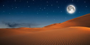 Çöldeki ayın gece manzarası