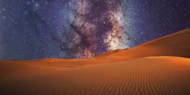 Gece kum tepelerinde samanyolu, Birleşik Arap Emirlikleri 'nde çöl.