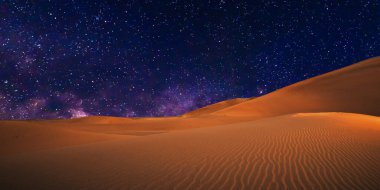 Bulutlu güzel gece gökyüzü, arka planda samanyolu.