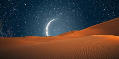 Gece gökyüzündeki ayın gece manzarası